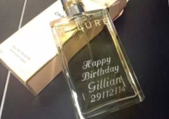 香水瓶激光雕刻機(jī)，不用香水的女人沒(méi)有未來(lái)