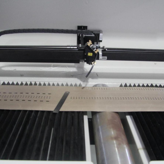 工業皮帶激光切割打孔